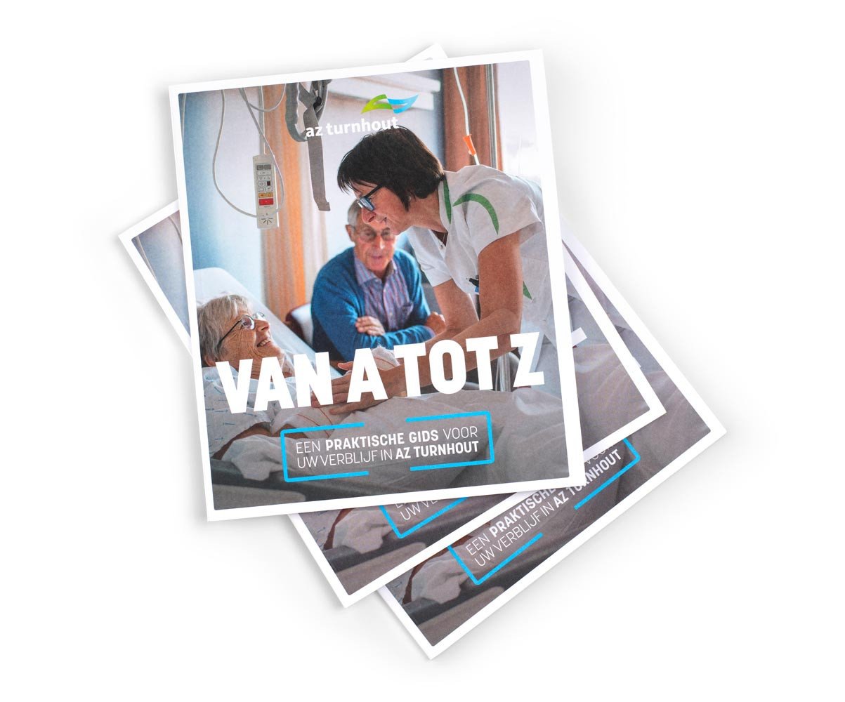 Brandle - Opmaak en design brochure voor AZ Turnhout Gestapelde brochures “Van A tot Z”, een praktische gids voor patiëntenverblijf in AZ Turnhout, met zorgverlener en patiënt.